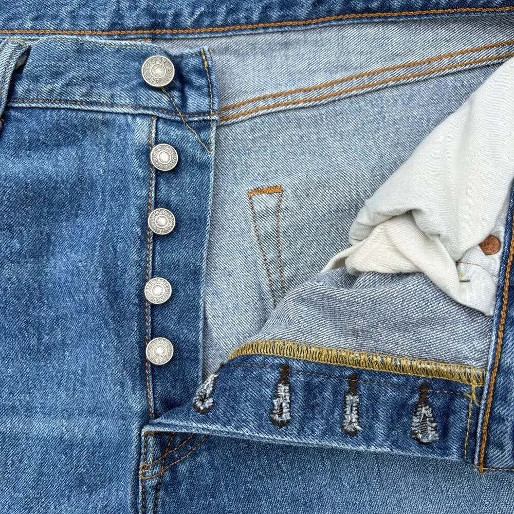 Levi’s‎ Jeans 501 33 x 34 Med Wash Button Fly Classic Casual Normcore Americana